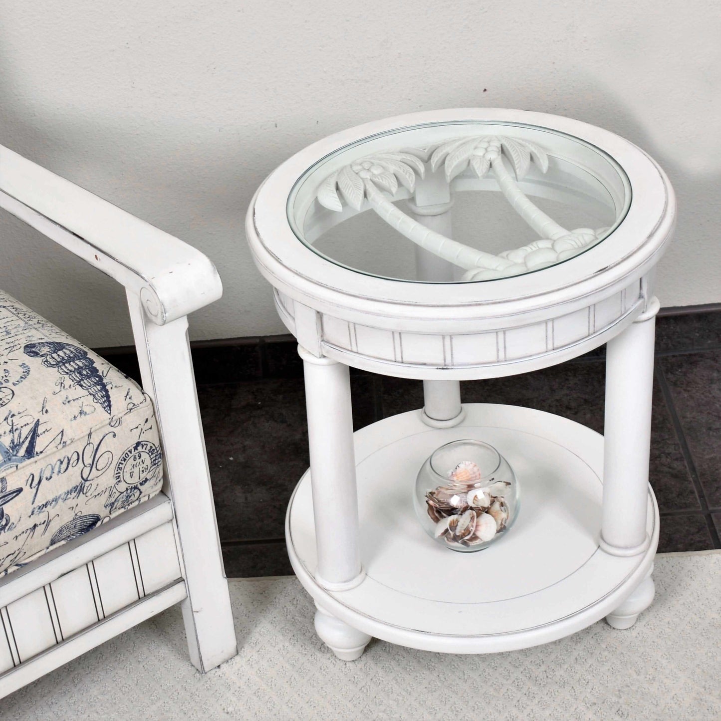 Sea Winds Trading Monaco Round End Table with Palms Insert B81802